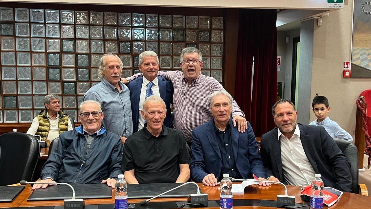 A Selargius grande festa per i 70 anni dell’ex rossoblù Gigi Piras