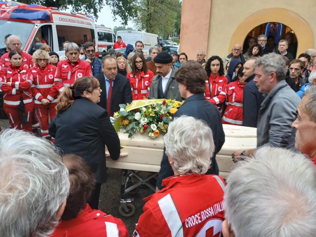 Ucciso da un cacciatore, Leguigno gremita per il funerale di Marco Gentili