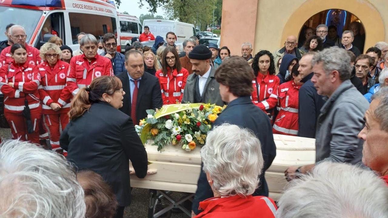 Ucciso da un cacciatore, Leguigno gremita per il funerale di Marco Gentili