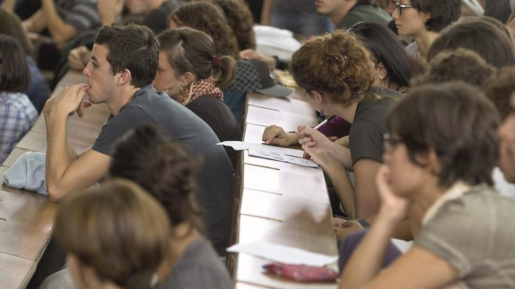 Gli studenti in campo a favore del docente Federico Zappino: «Attacchi ignobili, l’Ateneo prenda posizione»