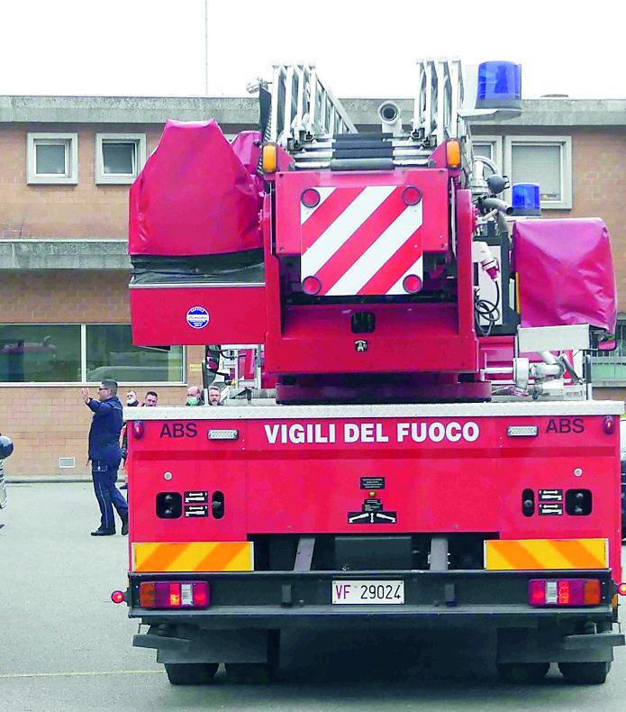 Ferrara, palloni da calcio lanciati in carcere per introdurre droga e telefonini