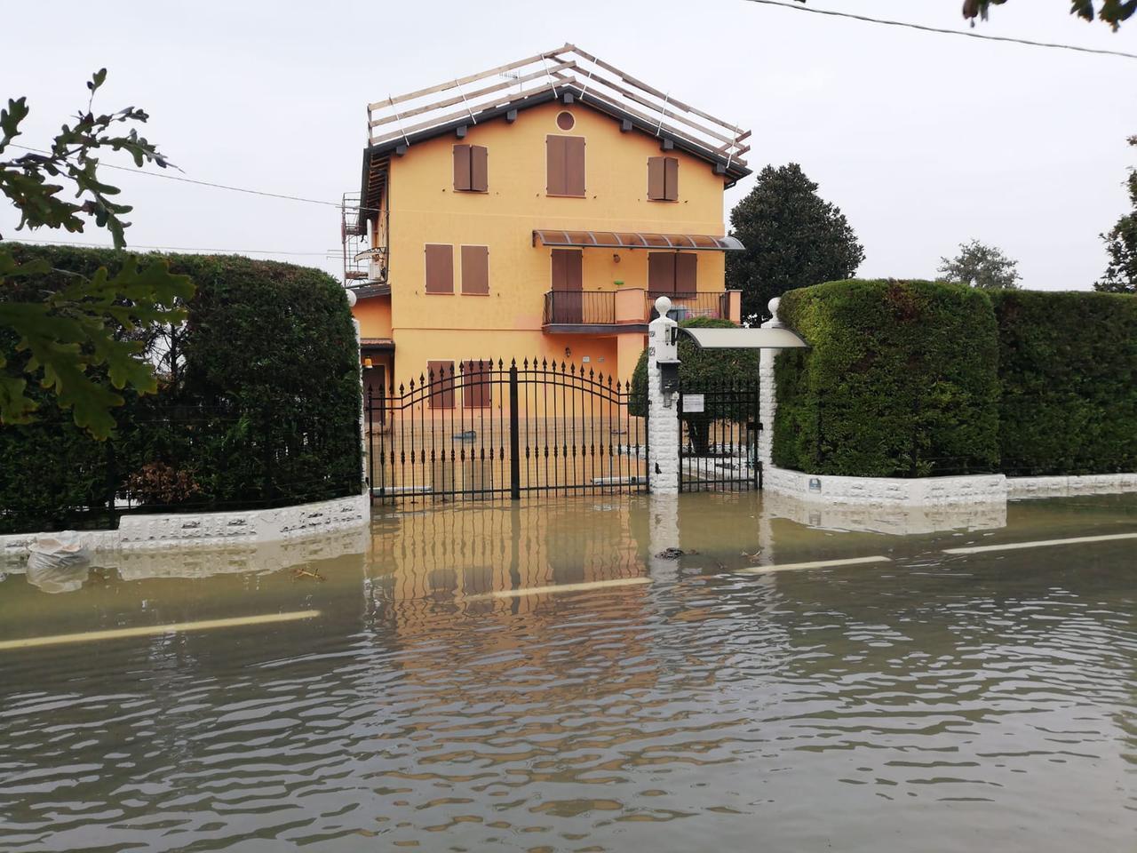 Alluvione, le ruspe chiudono le falle ma è prevista altra pioggia