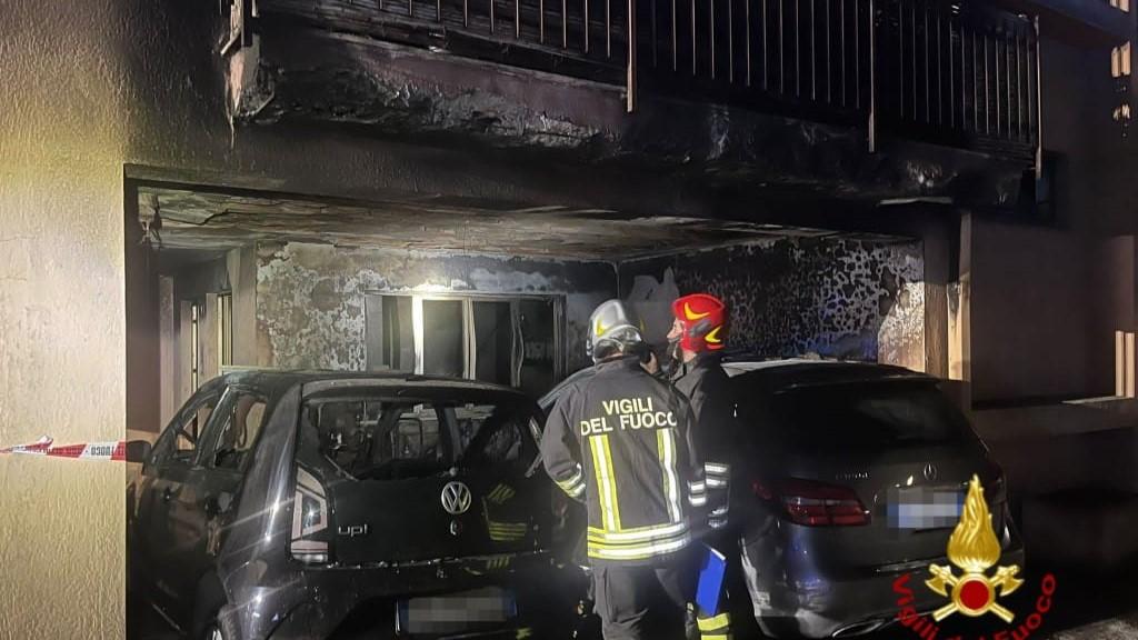 Cagliari, paura in un condominio: a fuoco le auto nel parcheggio sotterraneo