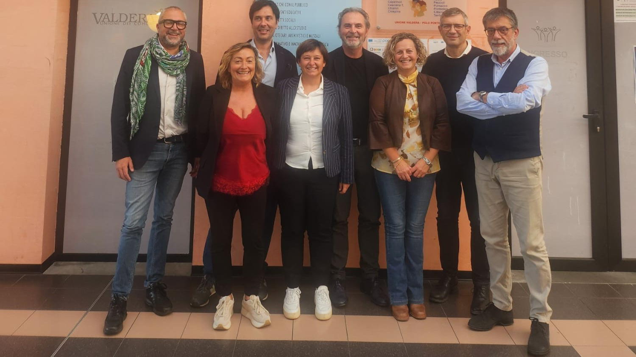 I sindaci dei Comuni che fanno parte dell’Unione Valdera davanti alla sede dell’Unione