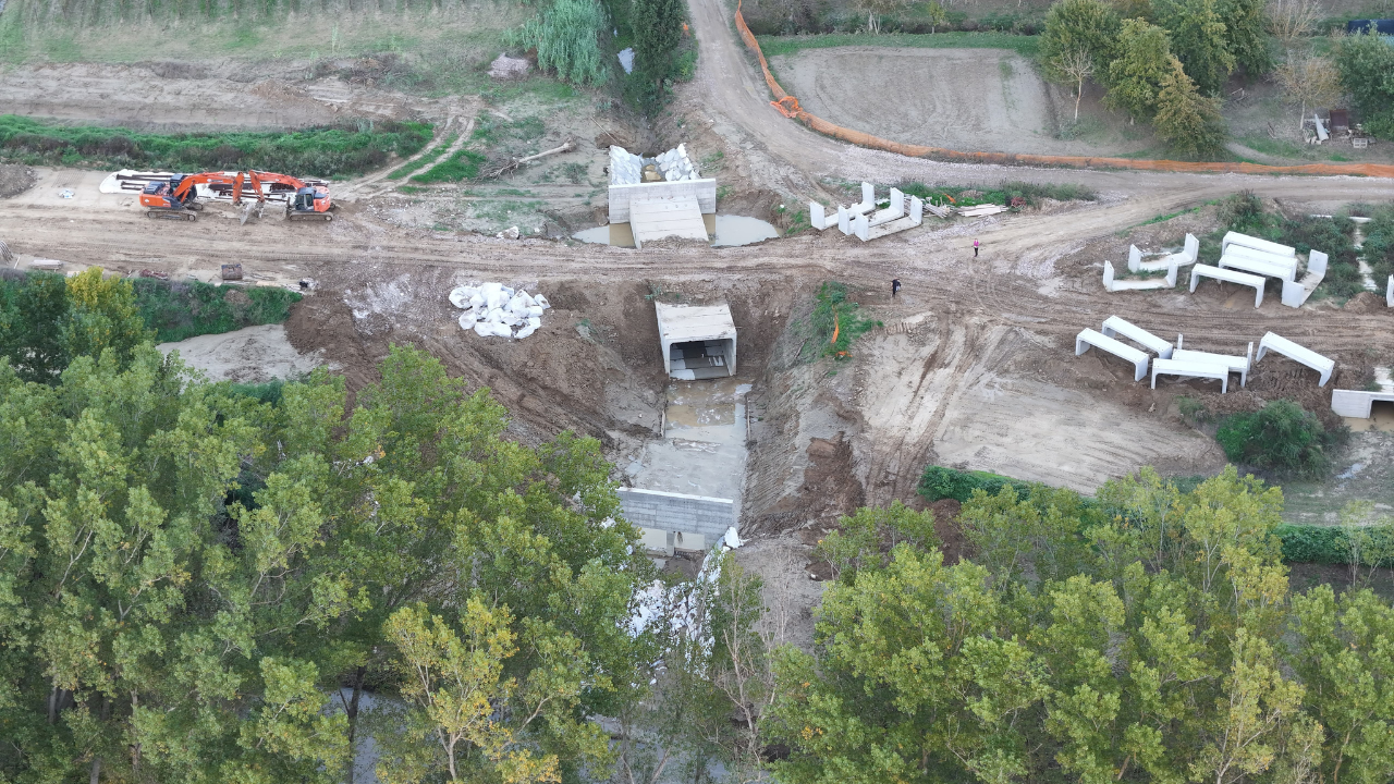 Una veduta dall’alto dell’area del cantiere della nuova 429 Castelfiorentino-Certaldo nei pressi dell’Elsa