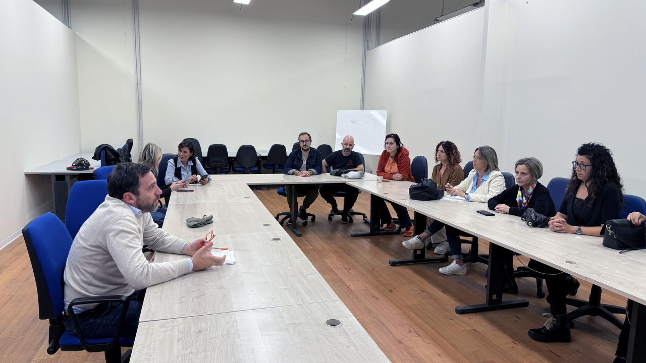 Nelle foto (di Paolo Nucci) alcuni momenti dell’incontro di ieri mattina del sindaco con lavoratori e sindacalisti