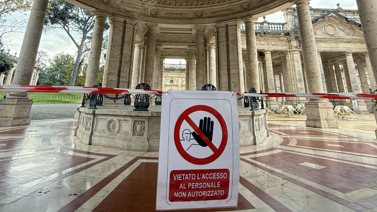 I cartelli di divieto al Tettuccio