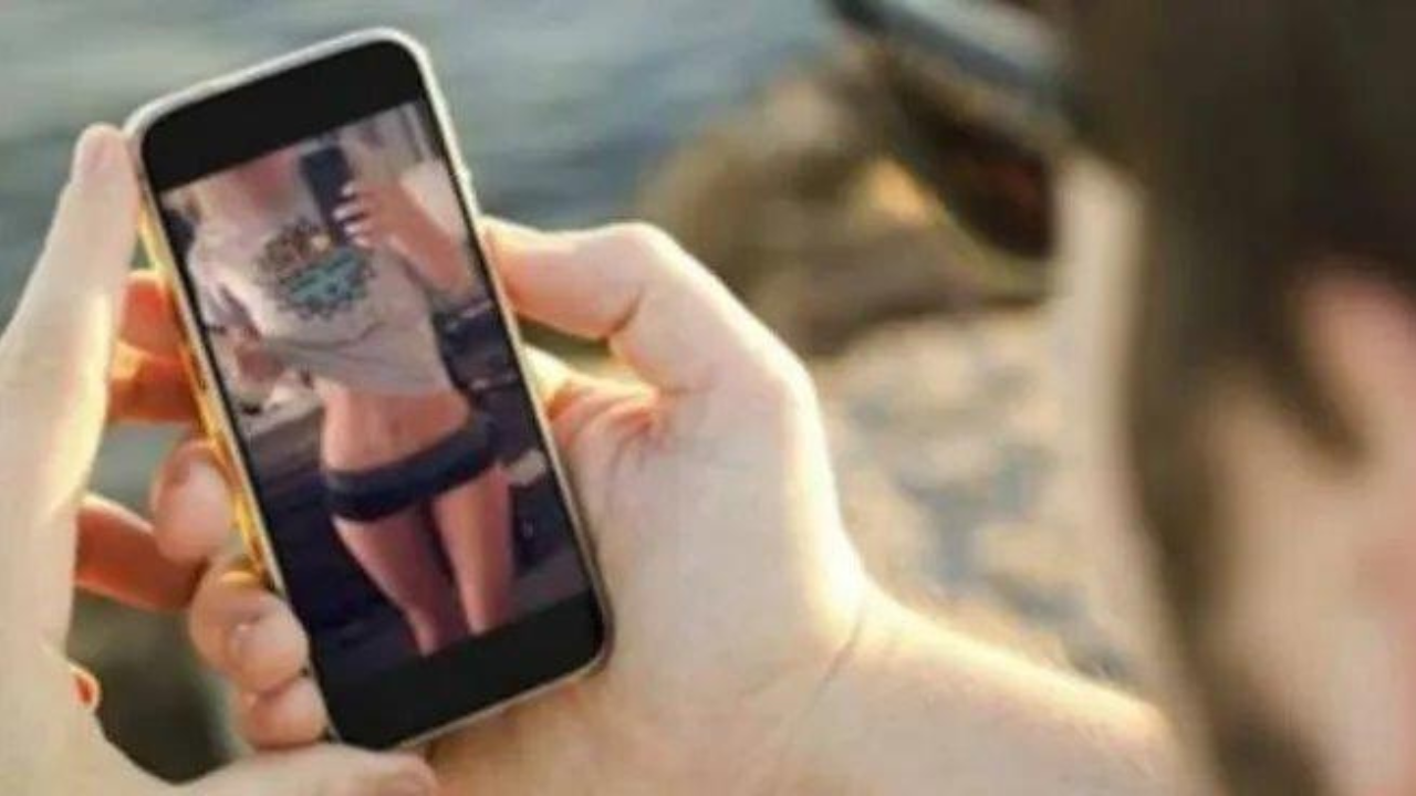 L’imputato ha mostrato le foto intime con l’amante al marito della donna (foto d’archivio)