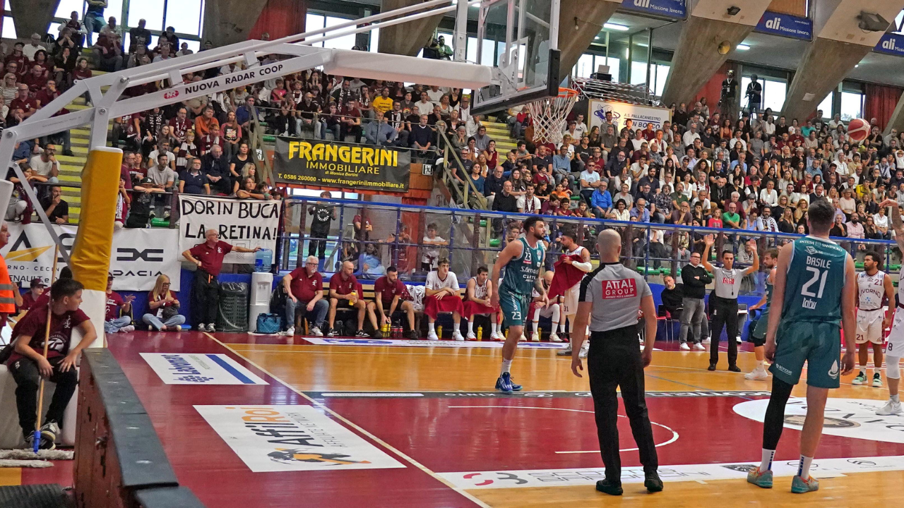 Tommaso Fantoni al tiro nella partita di domenica contro Cantù