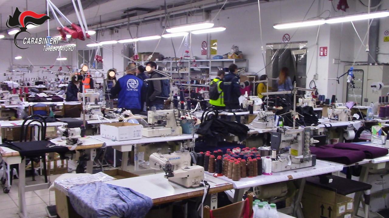 Operai costretti a lavorare 12 ore al giorno e a vivere insieme in locali angusti, un arresto e 7 denunciati