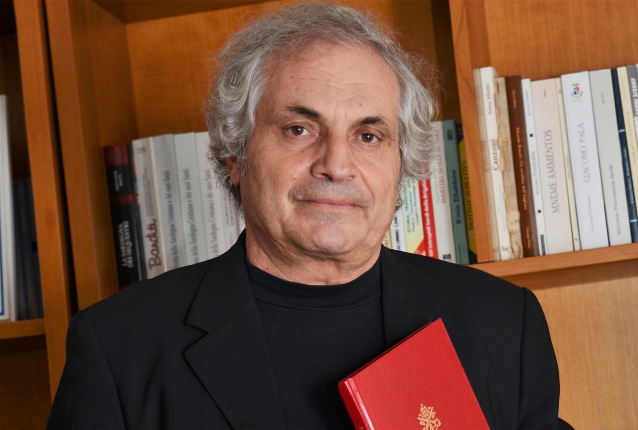 L’esorcista don Gianni Sini vola in Cile per insegnare a combattere il diavolo