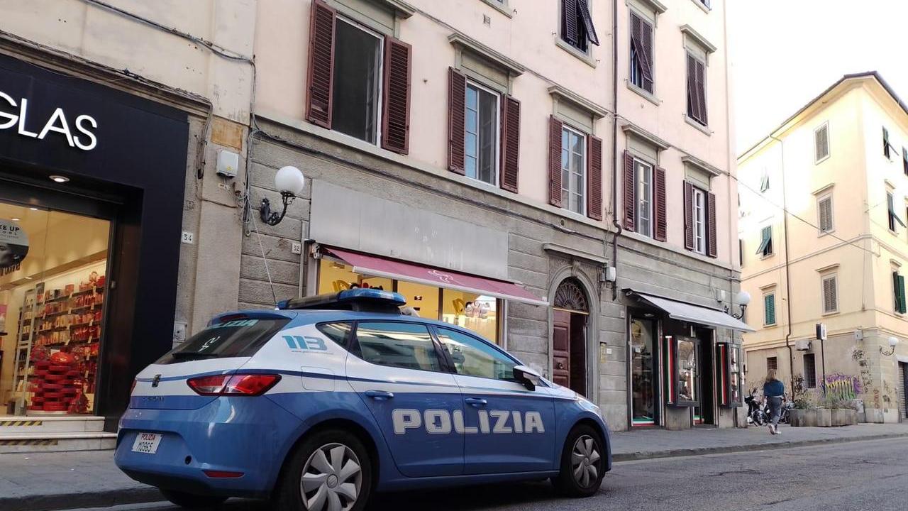 Inseguimento a piedi in corso Mazzini, l’uomo aveva cocaina in un ovetto Kinder: denunciato