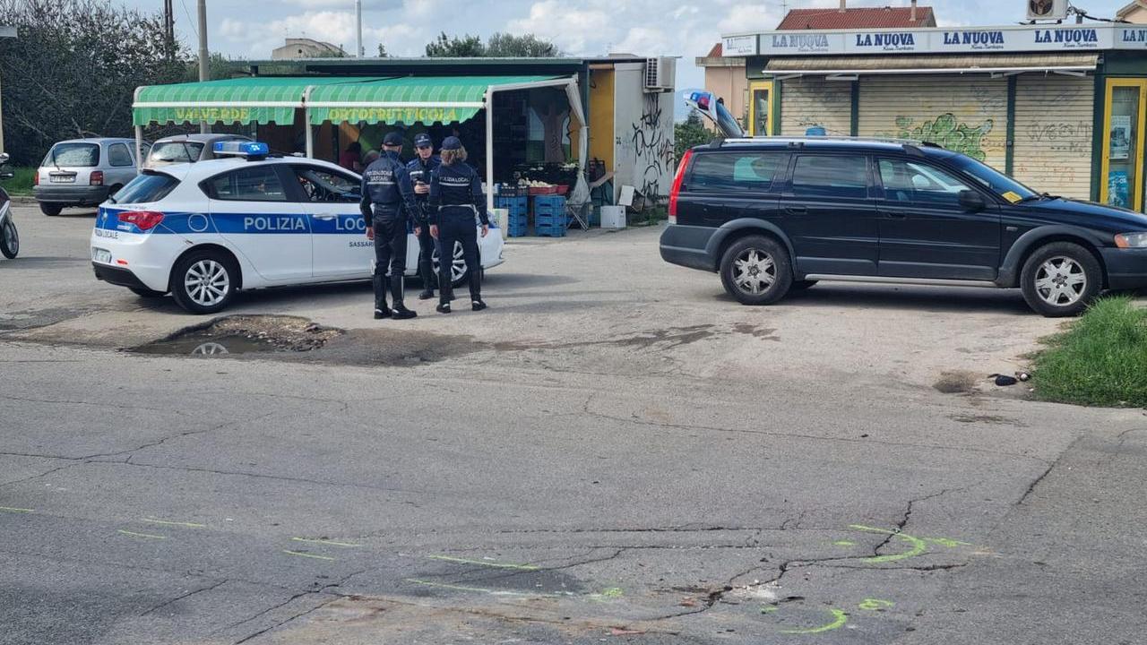Il luogo dello schianto e i rilievi della polizia locale (foto Mauro Chessa)