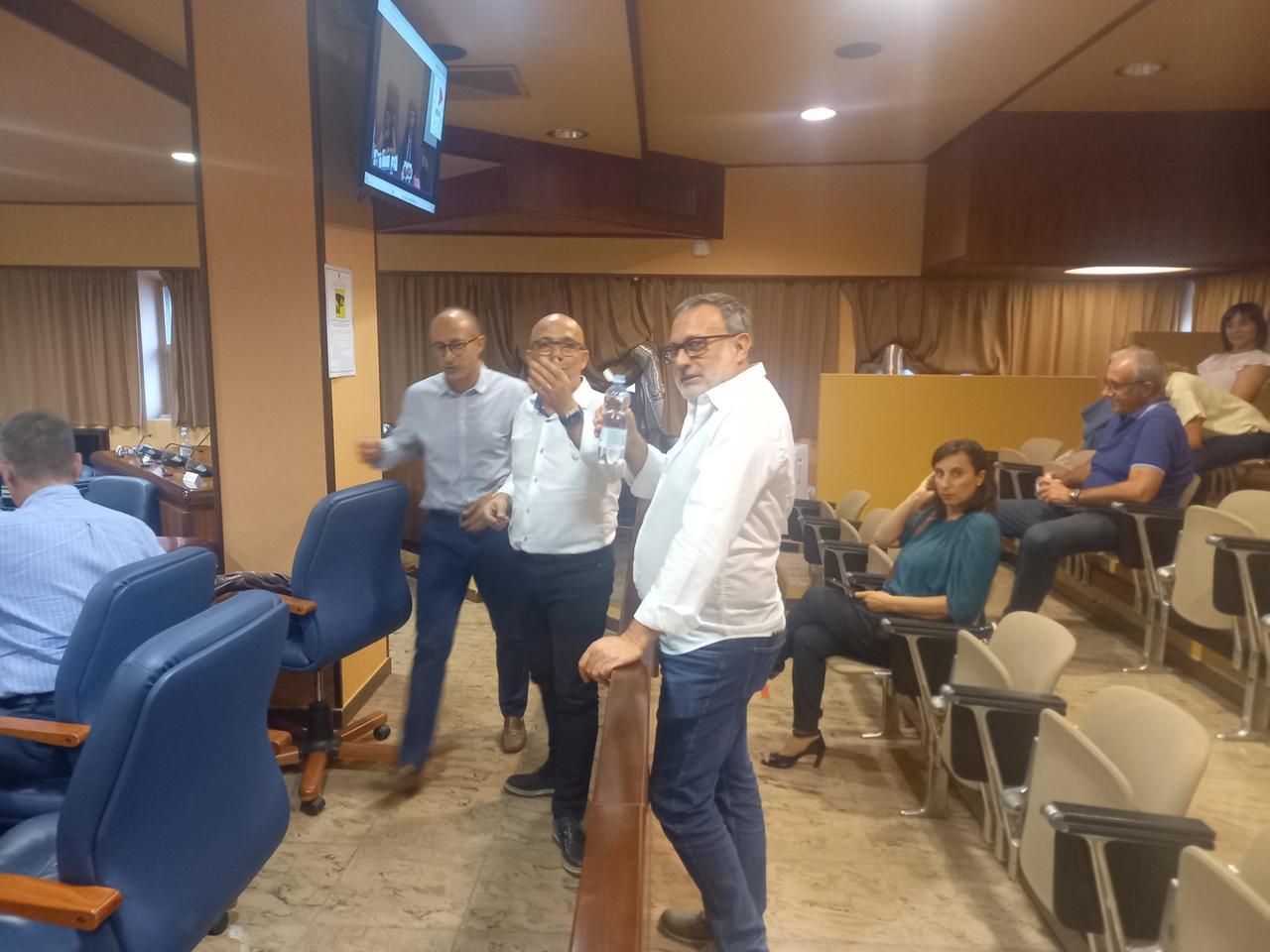 Al centro il sindaco di Oristano Massimiliano Sanna e alla sua destra Luigi Mureddu capogruppo di Forza Italia