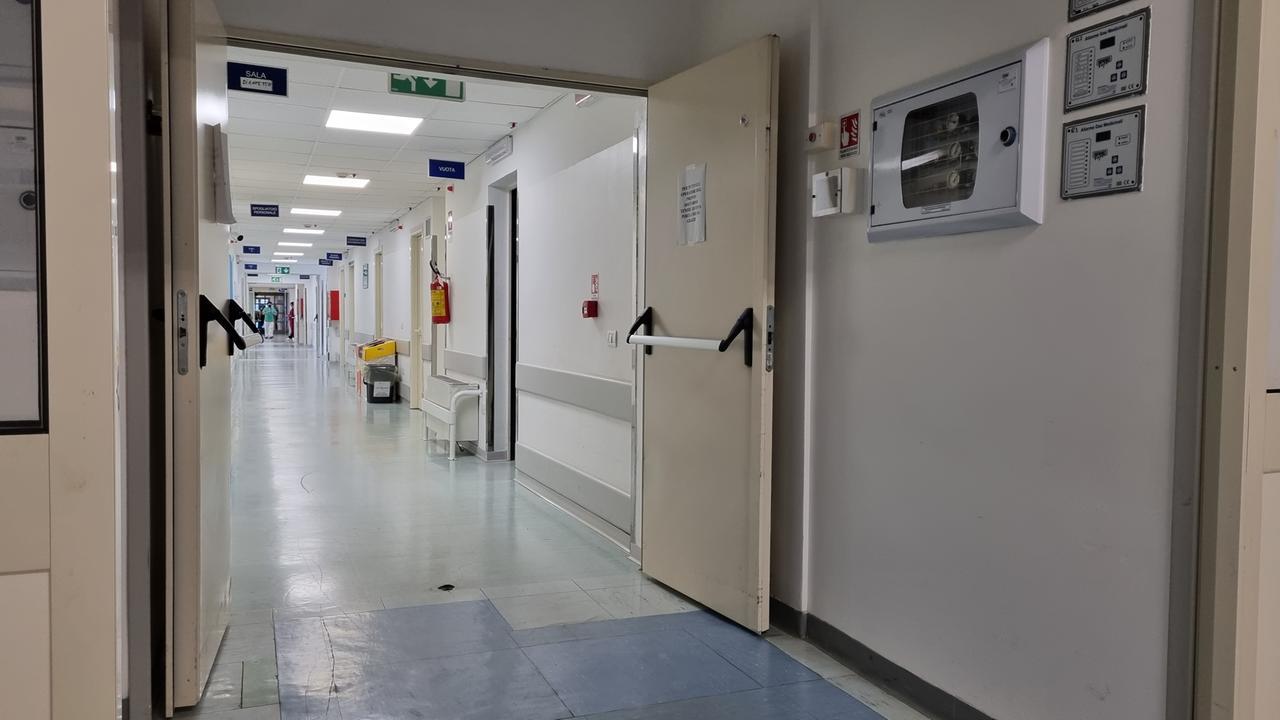 L'ingresso di un reparto dell'ospedale San Francesco di Nuoro