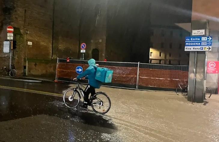 
	La foto del rider sotto la pioggia che ha fatto il giro del web

