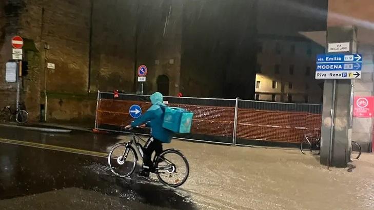La foto del rider sotto la pioggia che ha fatto il giro del web