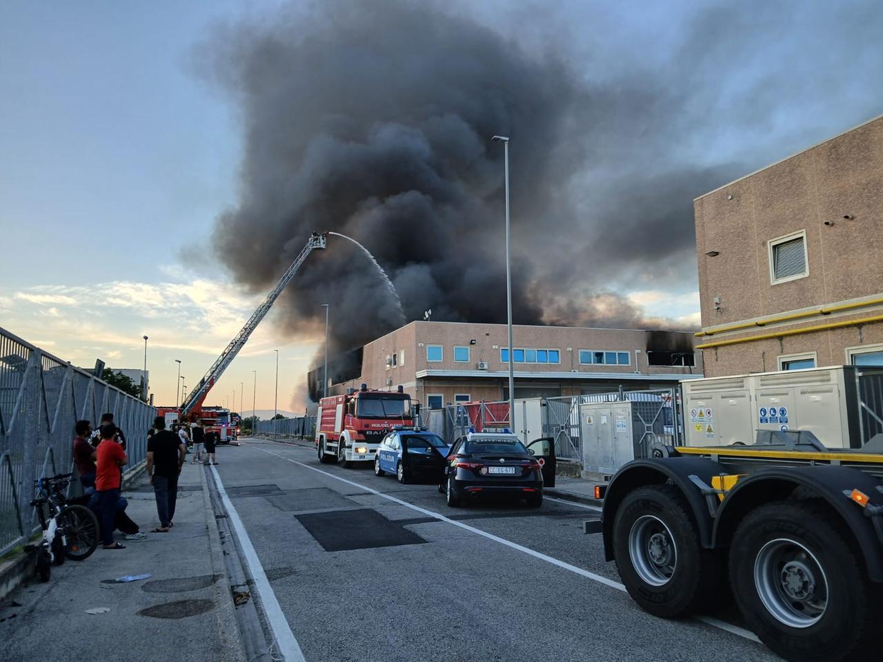 
	L'incendio della Logistica Xin Shun Da all'alba del 15 luglio


