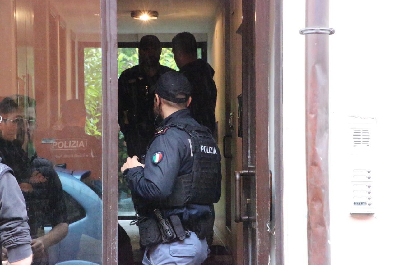 Trovato morto in casa a 69 anni, mistero in via San Girolamo