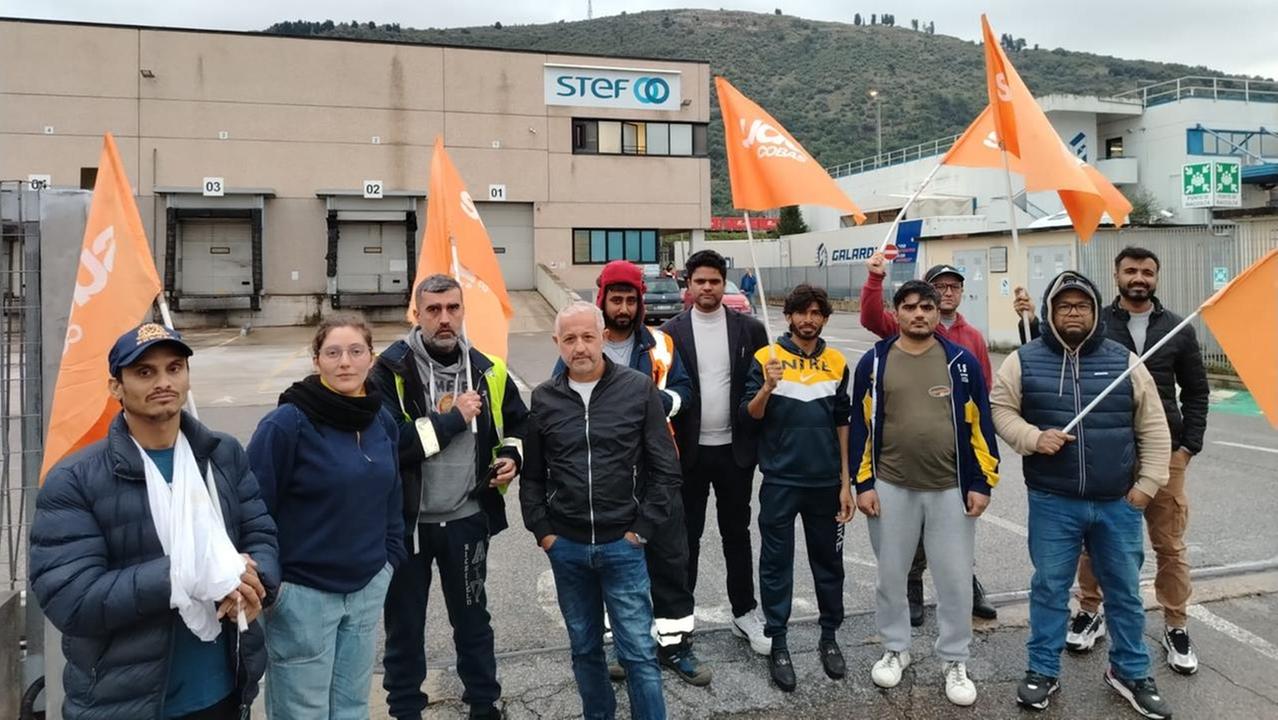 Il presidio dei lavoratori davanti alla Stef dell'Interporto di Gonfienti