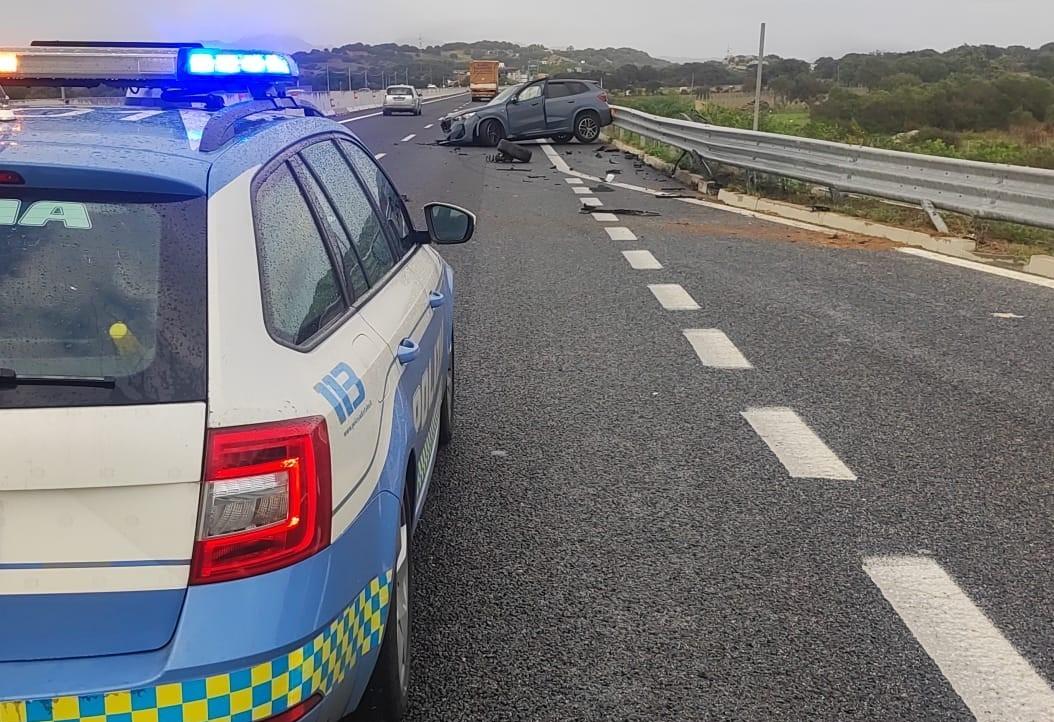 Auto sbanda sulla Olbia-Sassari e finisce sul guard rail: due feriti