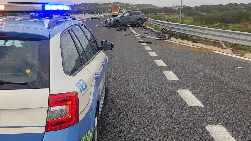 Auto sbanda sulla Olbia-Sassari e finisce sul guard rail: due feriti