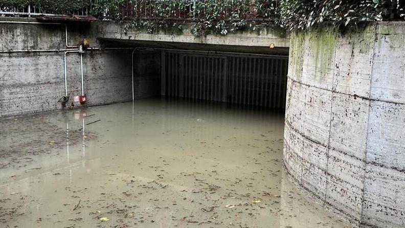 Taverne e garage inondati dall’acqua: nel palazzo di via Pergolesi danni per 300mila euro