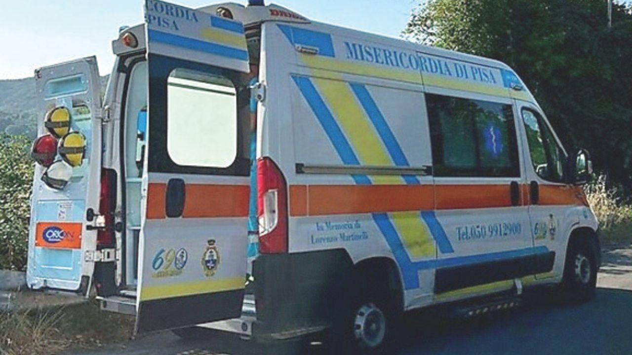 Un'ambulanza della Misericordia di Pisa (Foto di repertorio)