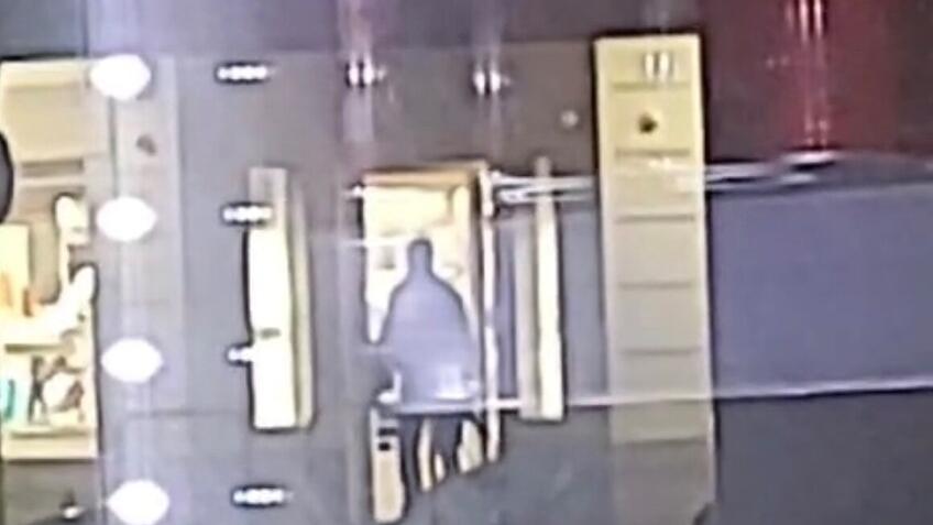 Armati di mitra e pistole rapinano la gioielleria Goldoni Sorelle