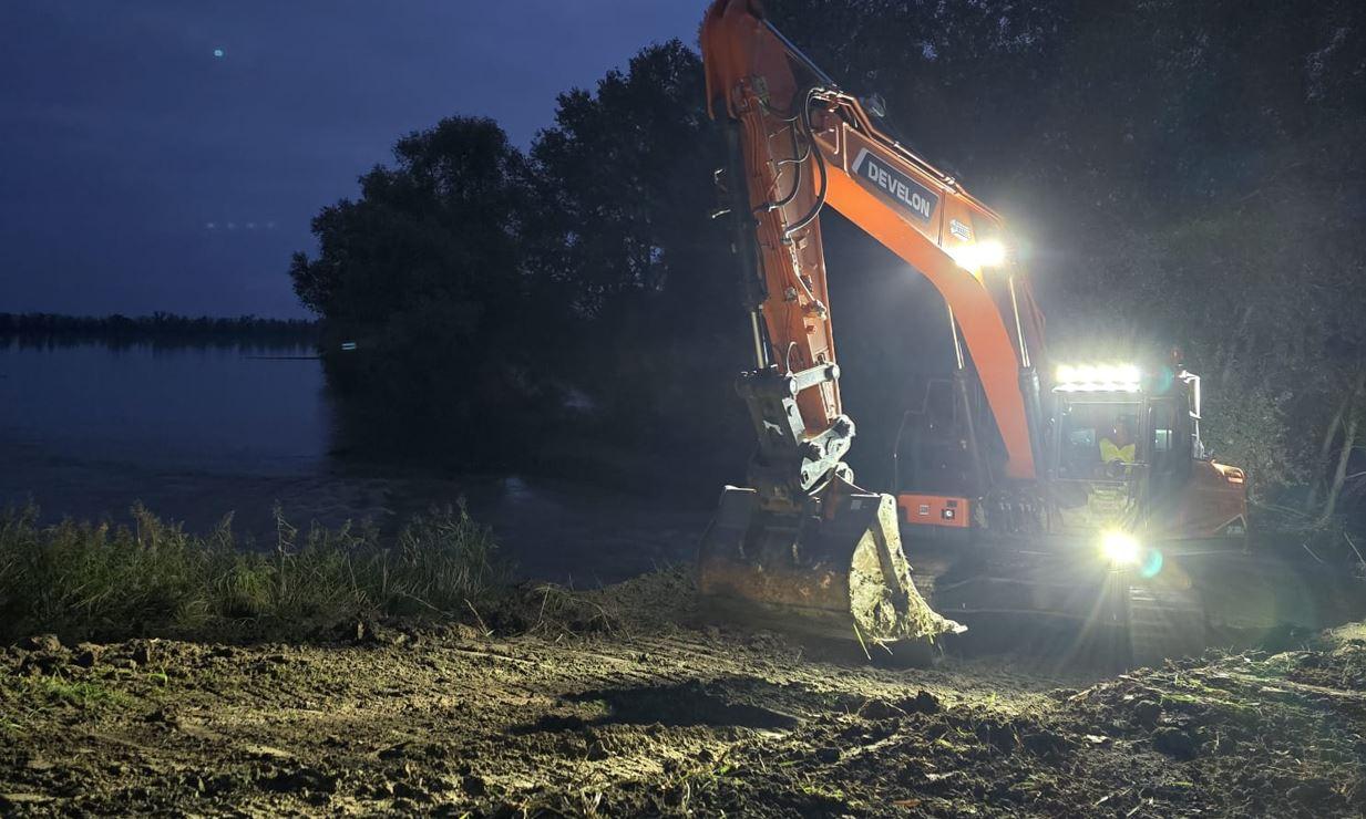 Campotto, squadre di Regione e Protezione civile al lavoro anche di notte