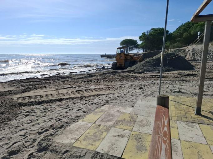 Lidi, tonnellate di detriti e legna sulla spiaggia