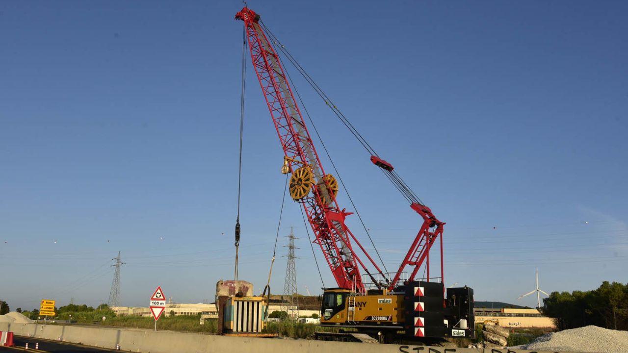 La gru nell’area di cantiere all’intersezione con la Geodetica  (foto Paolo Barlettani)