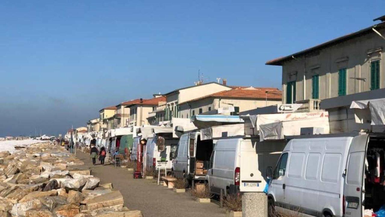 I banchi del mercato disposti sul lungomare