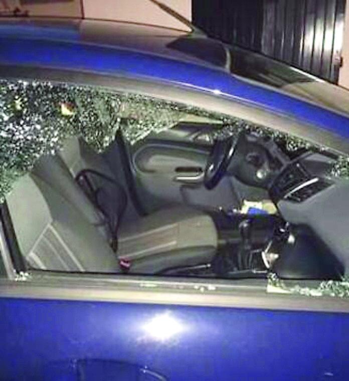 Il ladro rompe il finestrino mentre l’estetista parcheggia e la deruba