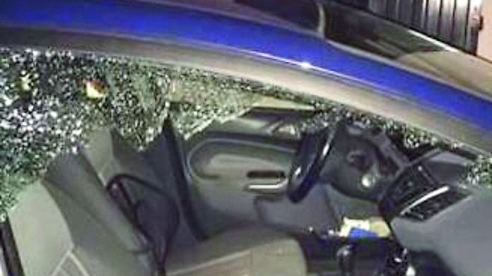 Il ladro rompe il finestrino mentre l’estetista parcheggia e la deruba