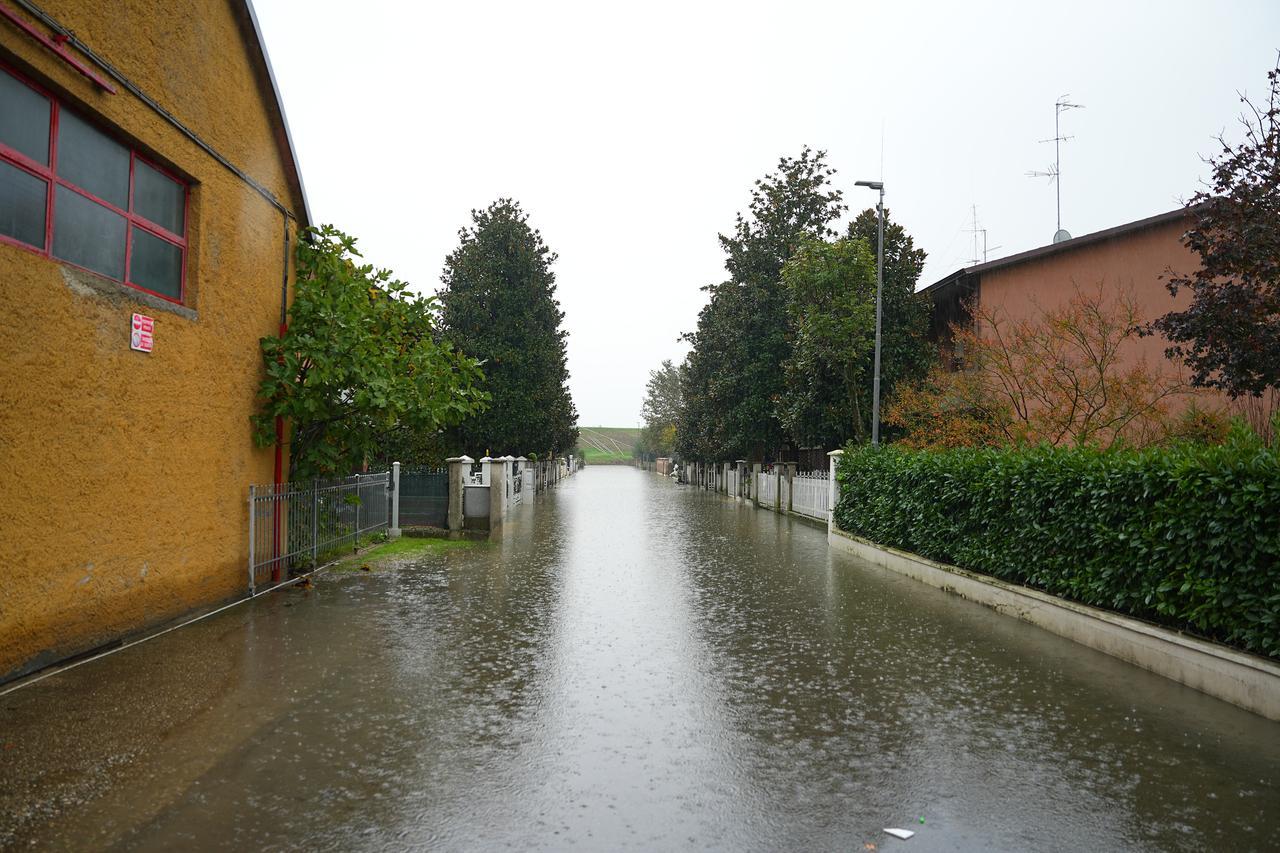 La prefettura lancia l’allarme: «Non rimanete ai piani bassi». La rabbia a Villa Seta: «Ci hanno impedito di rompere il canale»