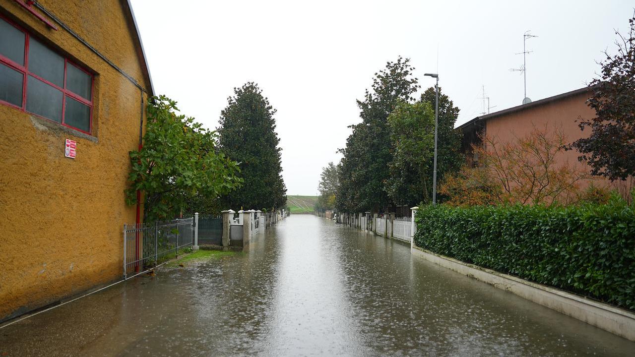 La prefettura lancia l’allarme: «Non rimanete ai piani bassi». La rabbia a Villa Seta: «Ci hanno impedito di rompere il canale»