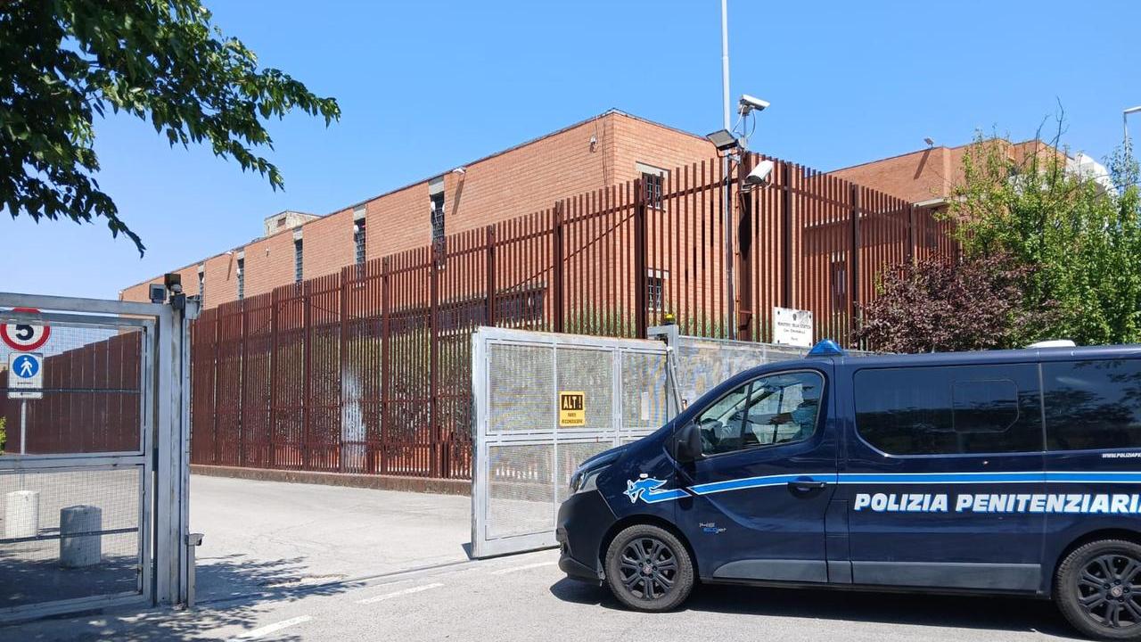 Familiare di un detenuto tenta di introdurre droga nel carcere di Prato