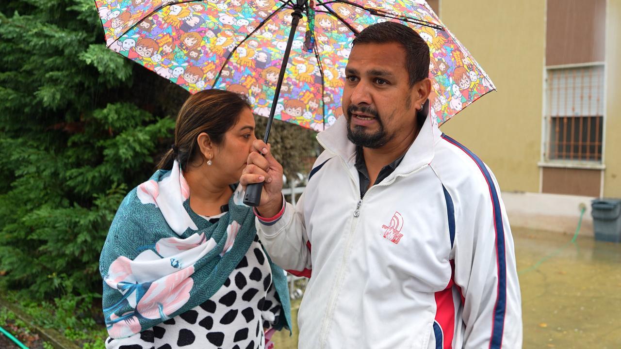 La disperazione di una famiglia: «La gente viene, filma, ma non ci aiuta»