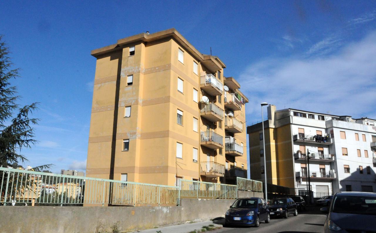 
	Il palazzo "degli sfrattati" in via Togliatti (foto Massimo Locci)

