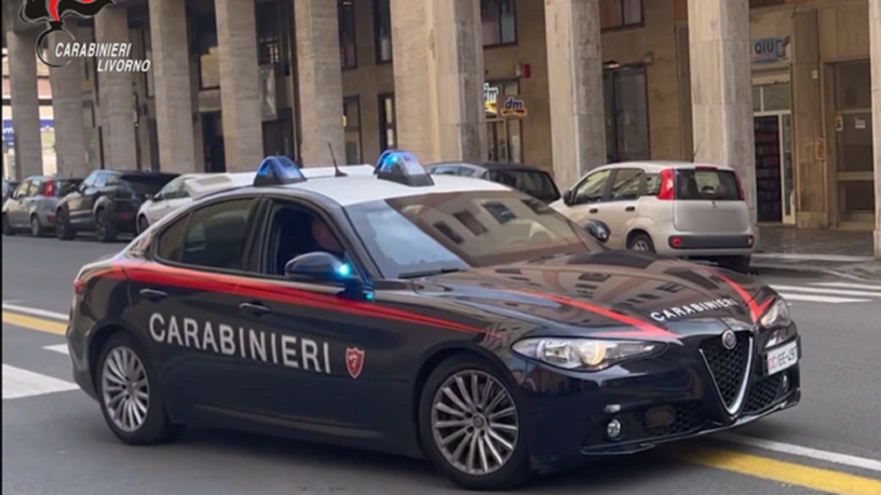 Una pattuglia dei carabinieri in via Grande (foto d'archivio)