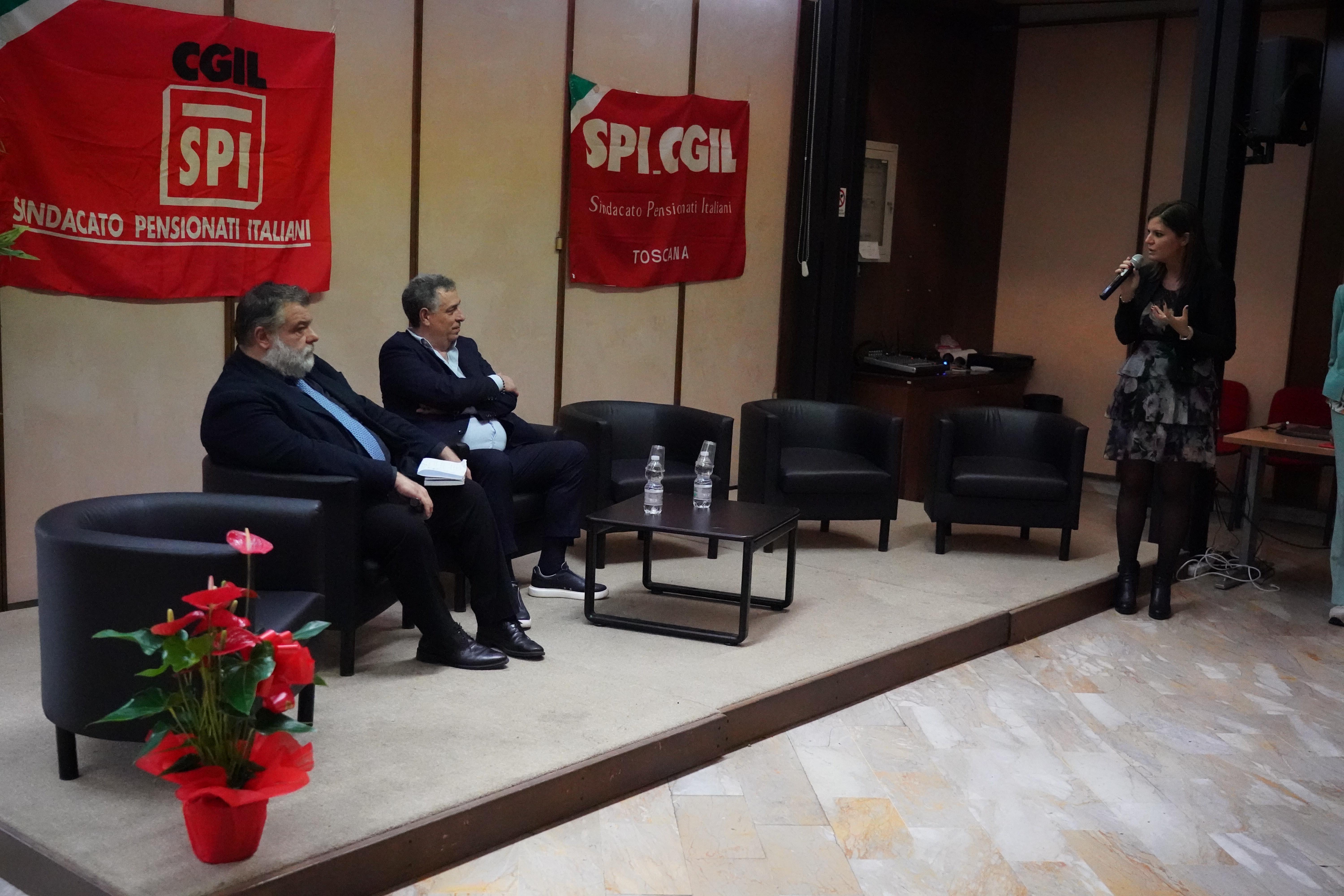 Il direttore del “Tirreno” Cristiano Marcacci, Angelo Corbo e l’assessora regionale Nardini