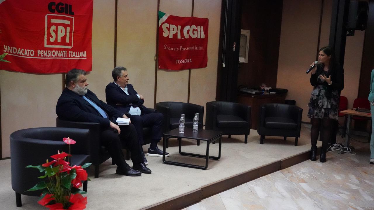 Il direttore del “Tirreno” Cristiano Marcacci, Angelo Corbo e l’assessora regionale Nardini