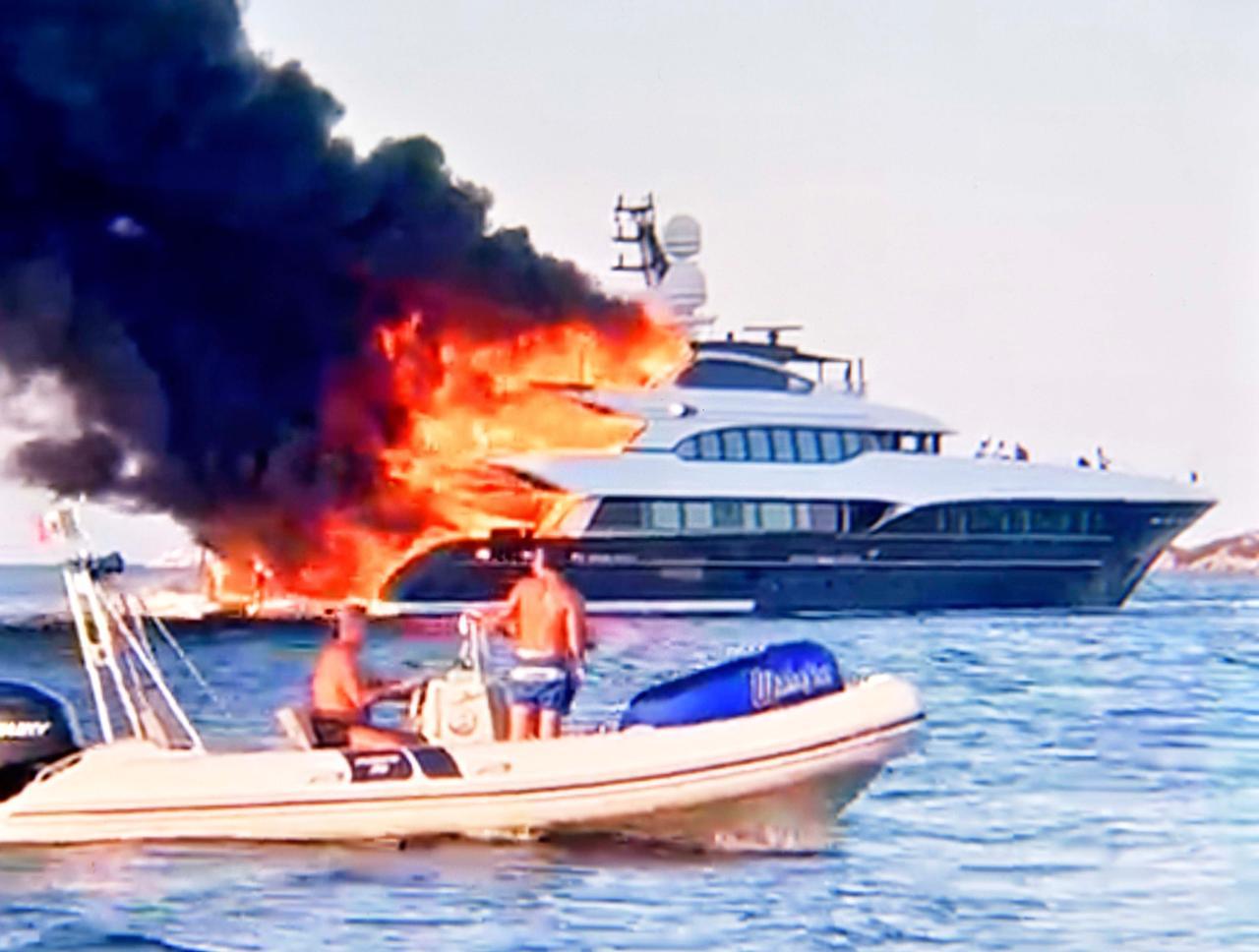 Olbia il maxi yacht avvolto dalle fiamme a Punta Saline