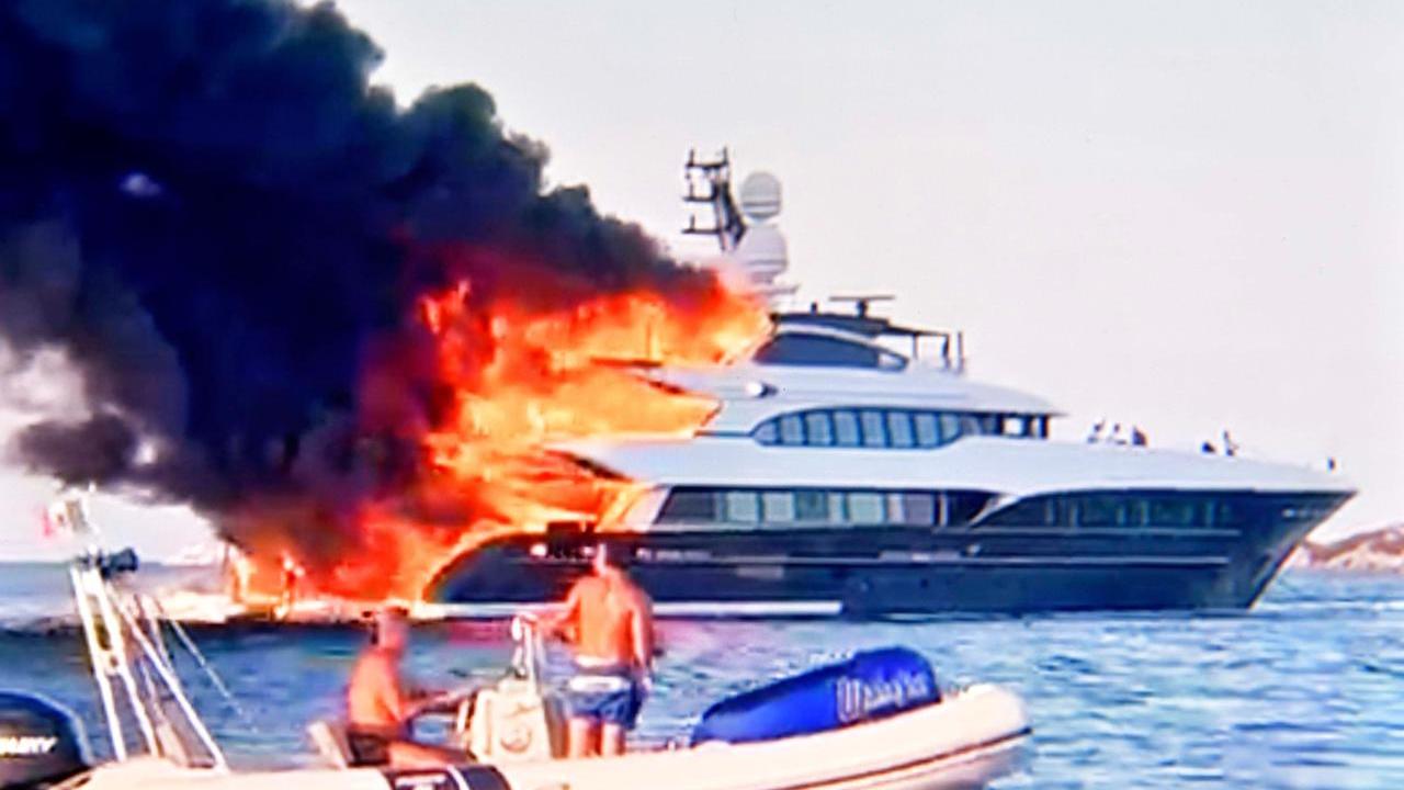 Olbia il maxi yacht avvolto dalle fiamme a Punta Saline