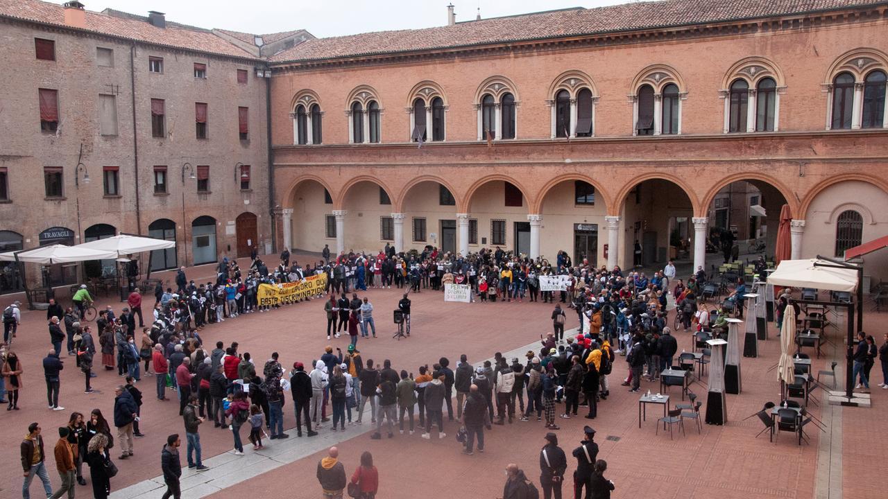 Ferrara e il pregiudizio sugli stranieri: «Fermati più volte al giorno»