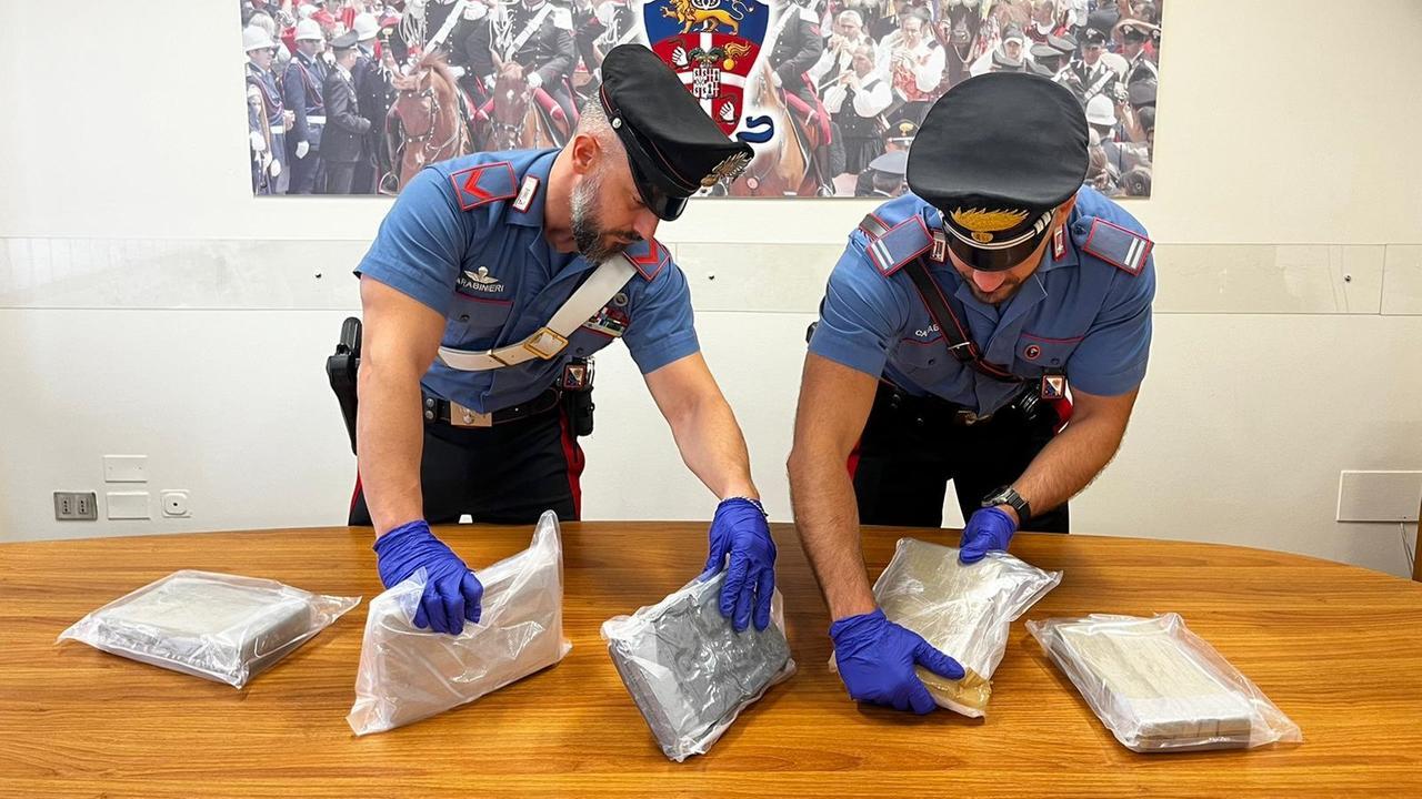 In viaggio con 6 chili di cocaina nel furgone: un elettricista e un autotrasportatore finiscono in manette