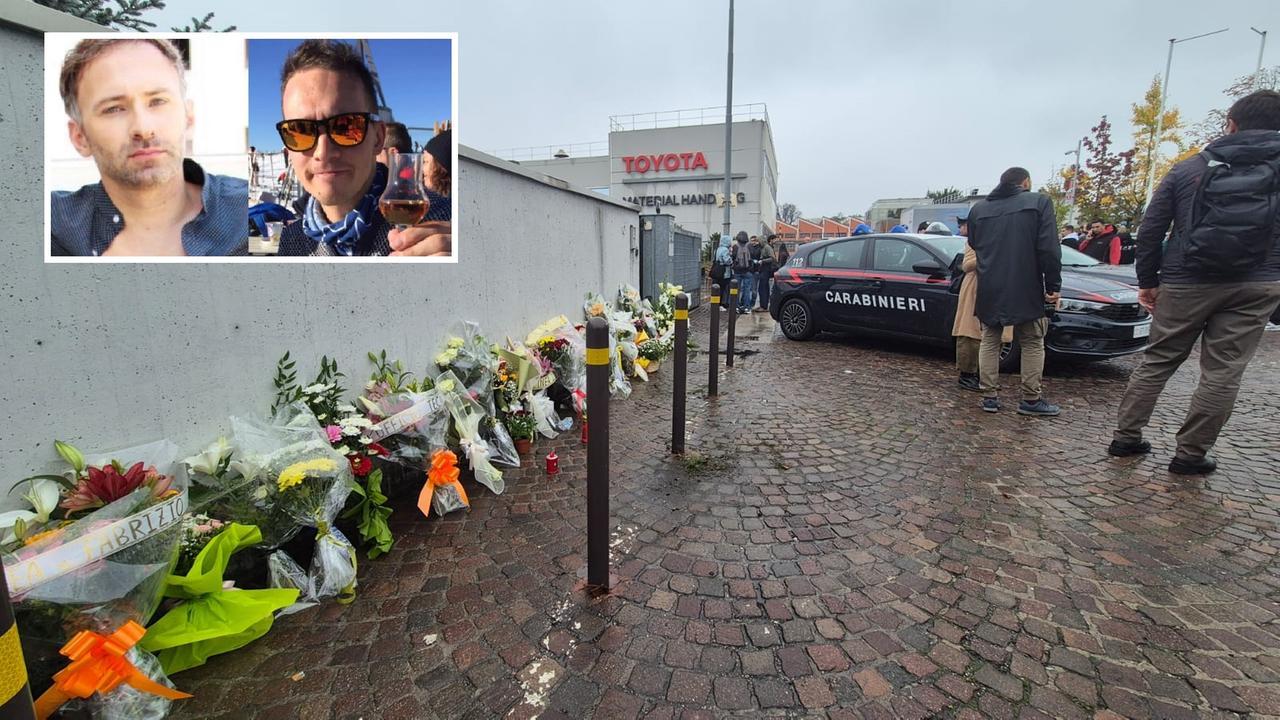 
	I fiori davanti allo stabilimento della Toyota Handling e, nel riquadro, le vittime (foto di Luigi Esposito)

