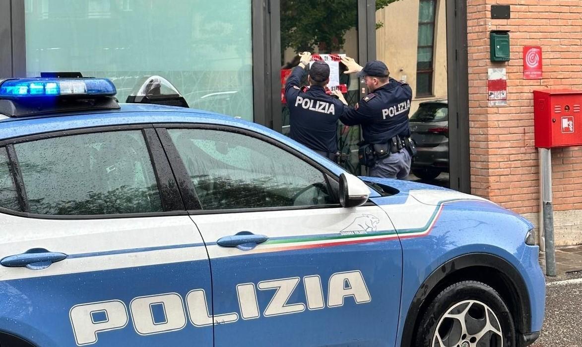 Clienti con precedenti, droga e una rissa con un poliziotto ferito: sospeso un circolo a Modena Est