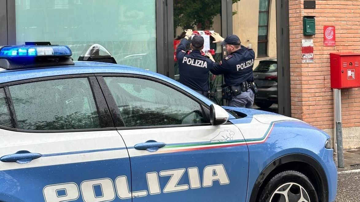 Clienti con precedenti, droga e una rissa con un poliziotto ferito: sospeso un circolo a Modena Est